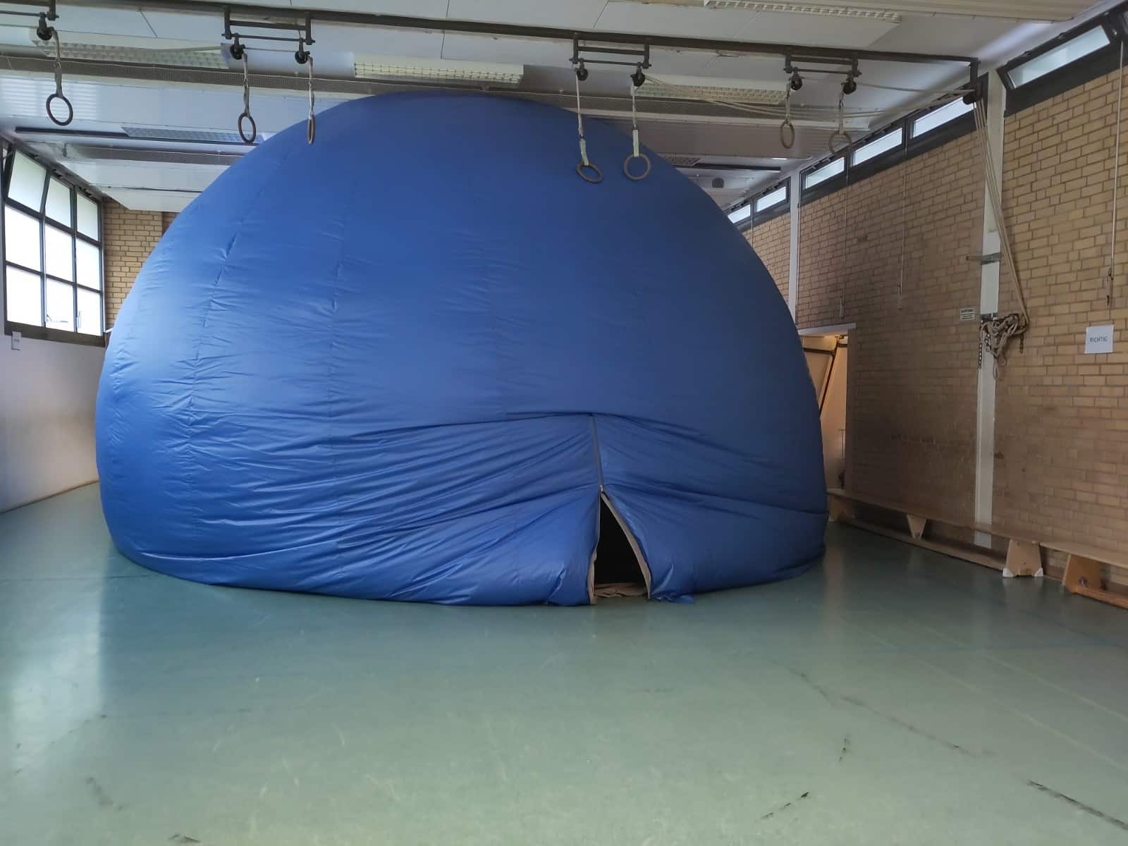 Mobiles Planetarium in der Turnhalle